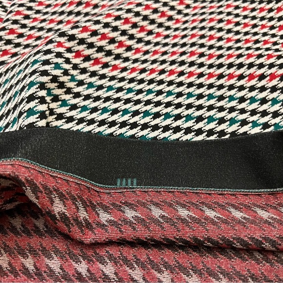 Fabletics Workout Long Sleeved Houndstooth Crop Top - Picture 3 of 5